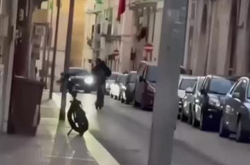 Spari tra le strade di Molfetta, tre video choc sui social: paura in città per un giovane armato LE IMMAGINI
