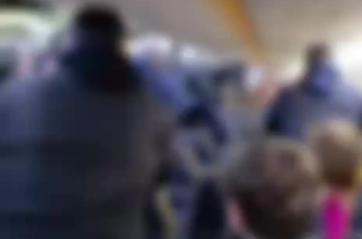 Tensione tra tifosi e calciatori del Bari sul volo Bari-Pisa: volano spinte e calci