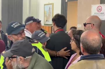 Taranto, bagarre in Consiglio comunale: sgomberata l'aula e sospesa temporaneamente la seduta VIDEO