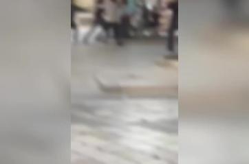 Rissa in piazza Cairoli a Brindisi, calci e pugni fra migranti: identificati 4 responsabili VIDEO