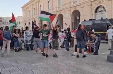 Bari scende in piazza per la Palestina: sit in in Piazza del Ferrarese