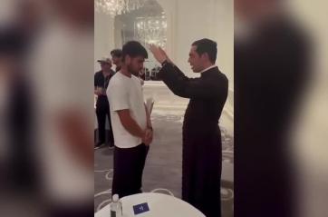 «Serve un prete che parli spagnolo»: il lucano don Luigi benedice Alcaraz prima della vittoria su Sinner VIDEO
