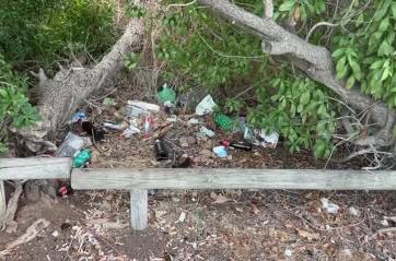 Bari, parchi dimenticati: cespugli fitti intrappolano persino i palloni dei bambini VIDEO