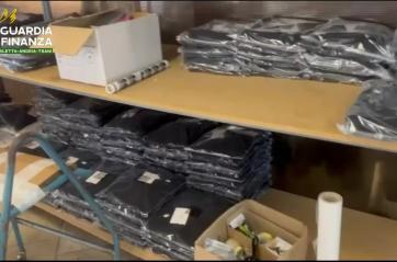 Barletta, chiuse fabbriche di contraffazione abbigliamento: 100mila capi sequestrati, 8 denunce