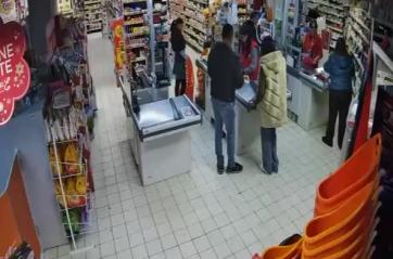 &laquo;Buonasera a tutti, dateci i soldi&raquo;: a Cerignola rapinano un supermercato armati di cacciavite, il video &egrave; virale 