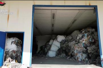 Gestivano un traffico illecito di rifiuti tra Puglia, Grecia e Bulgaria: sei arresti e sequestri da 300mila euro VIDEO