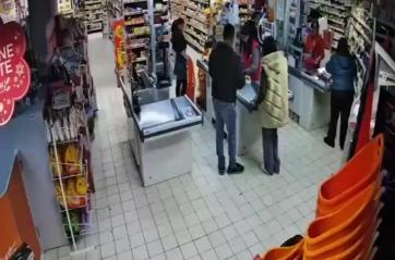 &laquo;Buonasera a tutti, dateci i soldi&raquo;: a Cerignola rapinano un supermercato armati di cacciavite, il video &egrave; virale 