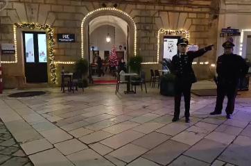 Presicce, ancora un ordigno all'ingresso del bar di Piazza Villani: è la terza volta. Artificieri sul posto VIDEO