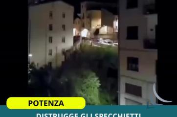 Potenza, video virale mentre nella notte distrugge gli specchietti delle auto in sosta: denunciato 25enne VIDEO