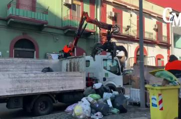 Taranto, maxi-operazione di Kyma Ambiente per liberare il quartiere Tamburi dai rifiuti VIDEO