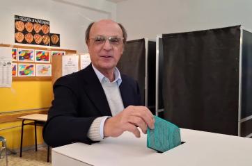 Lobuono al voto nel seggio a Carbonara, saluti e sorrisi ma nessuna dichiarazione all'uscita VIDEO