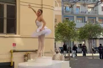 Bari, una ballerina e un musicista al piano per allietare  il Natale