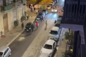 Bari, guerriglia urbana all'Umbertino: rissa a colpi di bottiglia intorno alla mezzanotte VIDEO