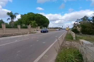 Montesano, auto finisce contro un muretto e si ribalta: statale 275 in tilt