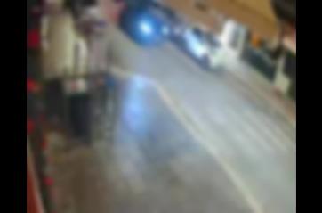 Bari, butta gi&ugrave; senza motivo i divisori di un locale in via Celentano: immortalata dalle videocamere