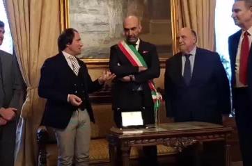 Bari, consegnata la targa al professor Marco Tatullo a Palazzo di Citt&agrave;