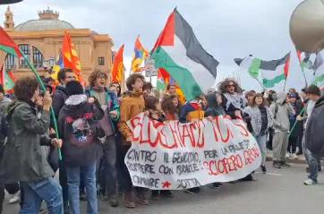 Bari, in migliaia fra cori e bandiere in piazza per Gaza