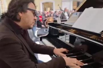 Bari, in piazza san Ferdinando &laquo;Un Pianoforte per Strada&raquo; con il viceministro Francesco Paolo Sisto VIDEO