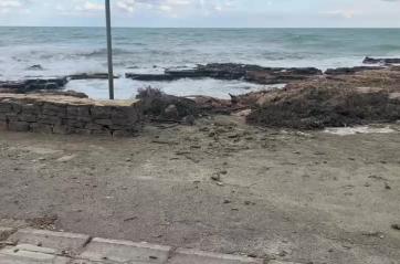 Cozze, mareggiate devastano il lungomare: danni ingenti e proteste dei residenti