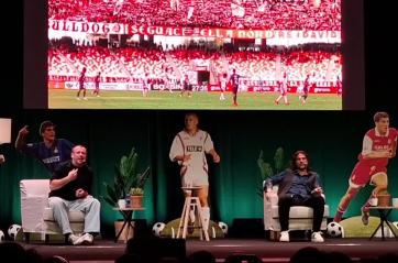 Al Teatro Team bagno di folla per Antonio Cassano. E dalla platea parte il coro: &laquo;DeLa vattene dal Bari&raquo;