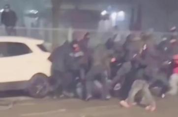 Scontri a Torino, poliziotto aggredito con un martello. Arrestato l'aggressore: &egrave; un ragazzo di 22 anni VIDEO