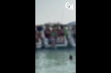 Party boat abusivi a Porto Cesareo, le rivelazioni shock dei partecipanti: «In mare anche detersivi e stoviglie»
