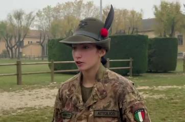Il cappello alpino ai nuovi 140 militari: tra loro Mariangela, 19enne barese, la più giovane del gruppo