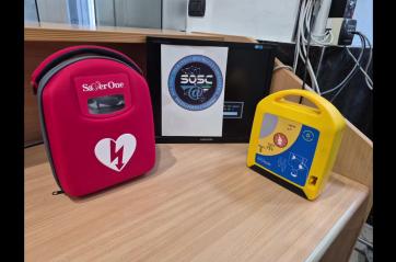 Matera, la Polizia Postale riceve un defibrillatore dall’Associazione «Un sorriso alla vita»