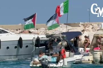 A Polignano le barche dei turisti con le bandiere della Palestina: «Stop al genocidio»