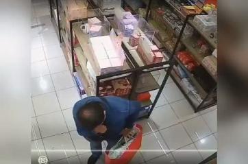 Bari, ruba nel negozio aperto da poco e i titolari postano il video del furto: «Paghi entro domenica o denunciamo» VIDEO