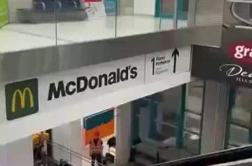 Bari, in aeroporto arrivano nuove scale mobili: stamattina smontati i vecchi impianti VIDEO