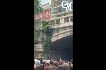 Bari, manifestante armato di bomboletta spray sfregia il ponte di Sant'Antonio: la denuncia di Retake VIDEO