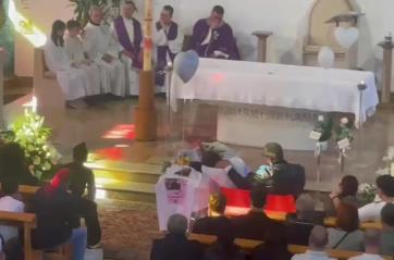 Bisceglie piange Alicia, chiesa gremita per i funerali della 12enne morta travolta da un albero VIDEO