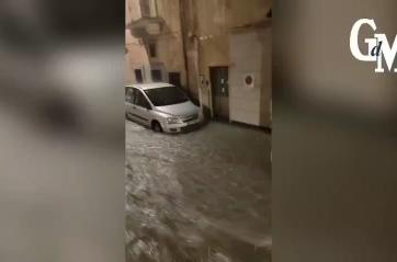 Maltempo, continua l'allerta gialla in Puglia: fiumi d'acqua a Bari, ad Altamura fulmine colpisce palazzina VIDEO