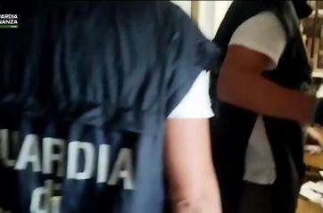 Profumi falsi e cosmetici pericolosi: blitz GdF nel Barese, sequestrati prodotti contraffatti per 100mila euro VIDEO
