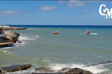 Torre a Mare, auto con a bordo una donna precipita dal molo e finisce in acqua: soccorsi VIDEO