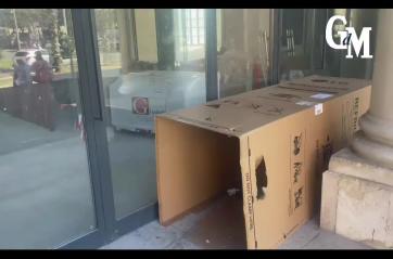 Bari, un nuovo «B&B» davanti al Teatro Margherita: il dramma dei senzatetto tra scatoloni e degrado
