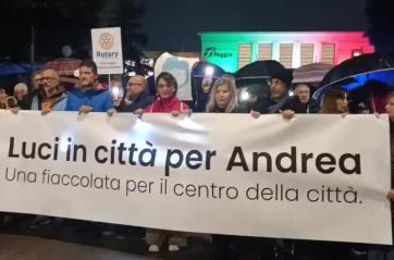 Foggia scende in piazza per Andrea Tigre, portiere 19enne picchiato dalla baby gang 