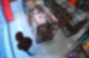 Bari, il «ladro seriale» nel negozio asiatico colpisce ancora: colto sul fatto si dà alla fuga VIDEO
