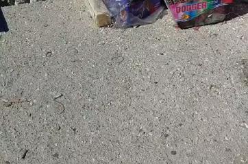 Rifiuti, cicche e cartoni: lo scempio sul molo del porto di Mola di Bari, città «plastic free» VIDEO