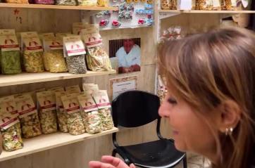 Benedetta Parodi a spasso per Bari Vecchia: il panzerotto addentato in orizzontale diventa lo spot  