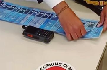 Mola di Bari, donna denuncia auto in sosta nel posto disabili e viene beccata con un permesso falso: era del padre defunto