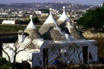Puglia, fondi sospesi destinati alle imprese: c&rsquo;&egrave; chi con quei soldi ha comprato trulli e ville