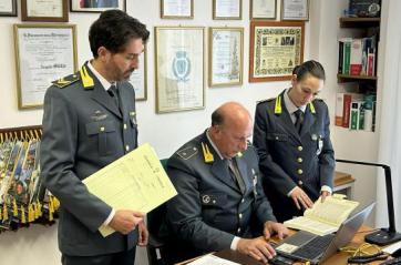 Scoperta la fabbrica delle fatture false, sequestri per un milione a 36 imprenditori baresi: c'&egrave; pure un ex sindaco