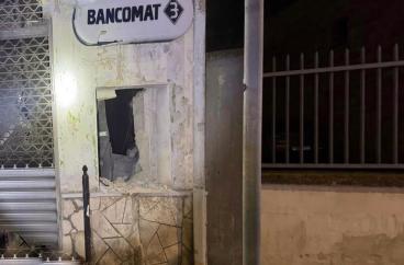 Boato all'alba ad Arnesano: colpo allo sportello bancomat, banda della marmotta fugge con il bottino