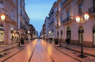 Stop a bici e monopattini nel centro pedonale di Taranto: l'ordinanza