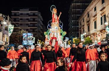 Il Carnevale di Putignano fa il bis di pubblico: 35mila persone alla seconda giornata FOTO