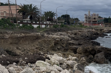 Erosione delle coste, la falesia a San Vito e Lama &egrave; in pericolo: le mareggiate scavano sotto due strade tarantine