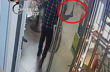 Sannicola, armato di coltello porta via l'incasso del bar tabacchi: arrestato 21enne di Galatina