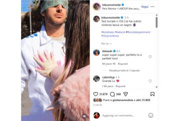 Bari, esperimento sociale in piazza Umberto: mani di vernice per lasciare un segno contro la violenza